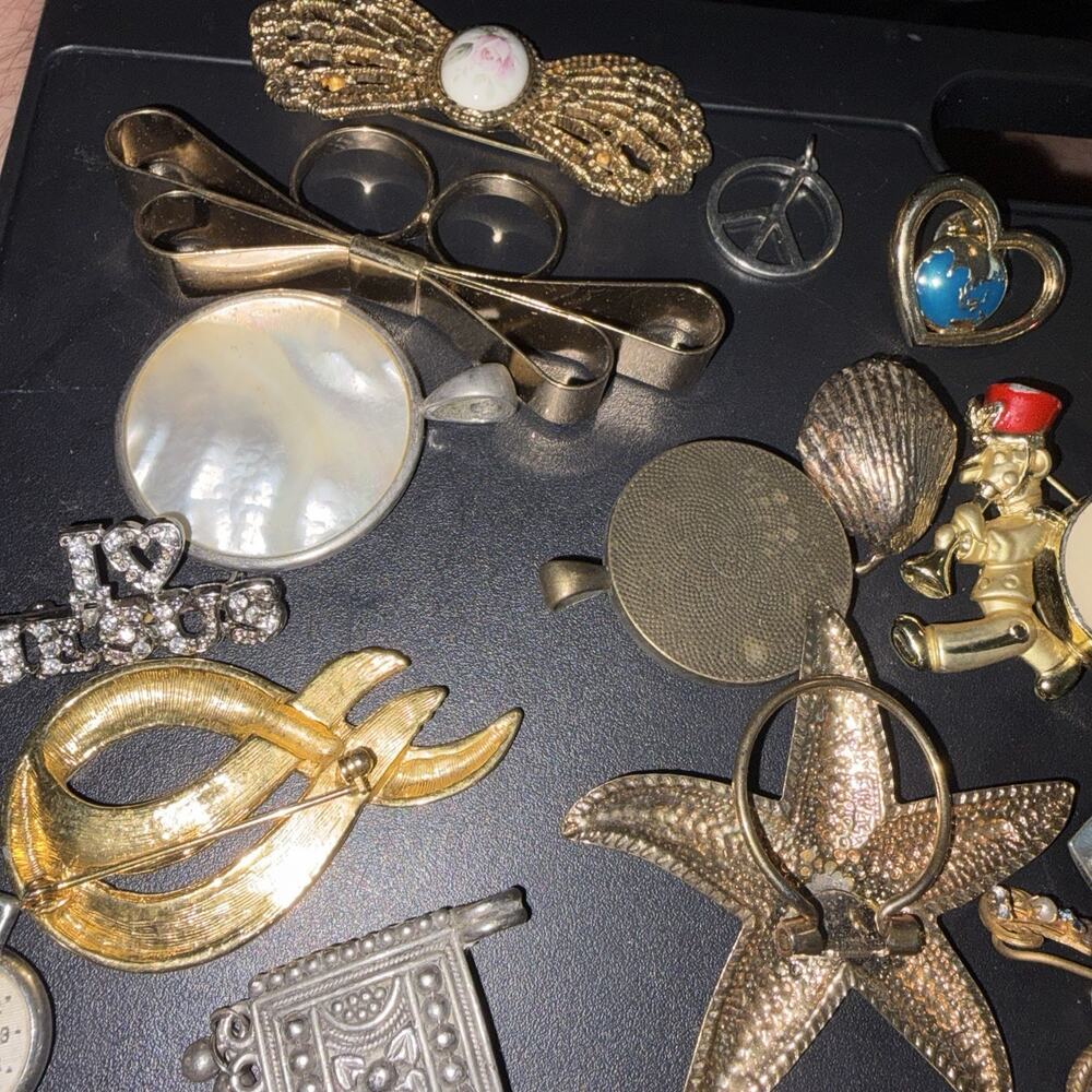 Vintage Costume Jewelry Lot 50+ Brooches Pins Pendants Charms Mixed Estate - Picture 6 of 8